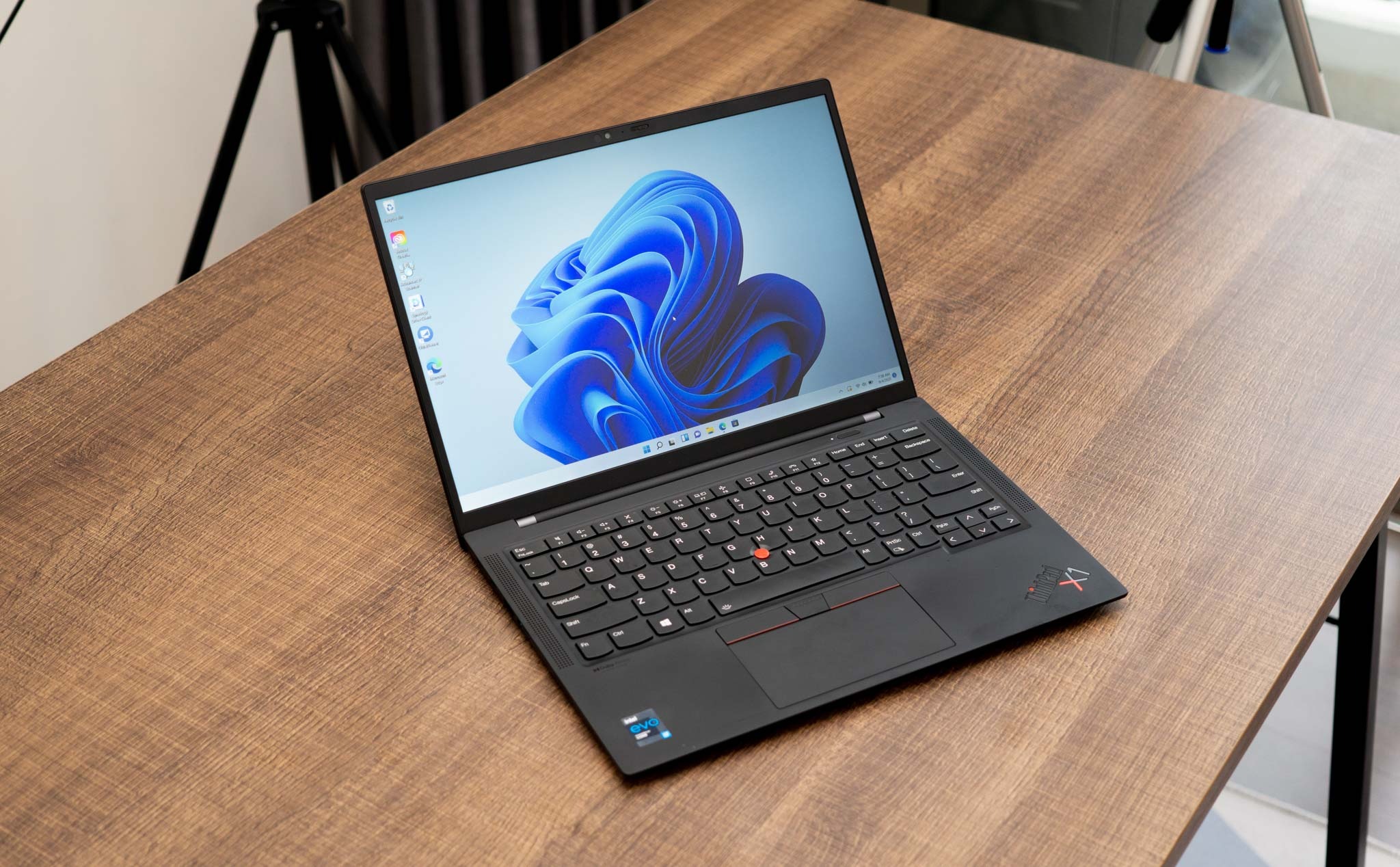 Ngoại hình Lenovo ThinkPad X1 Carbon Gen 10